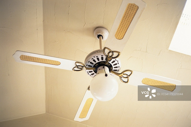 低角度拍摄的吊扇和灯图片素材