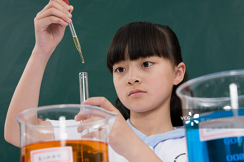 做科学实验的女孩图片素材