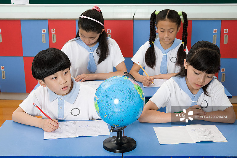 学生上地理课图片素材