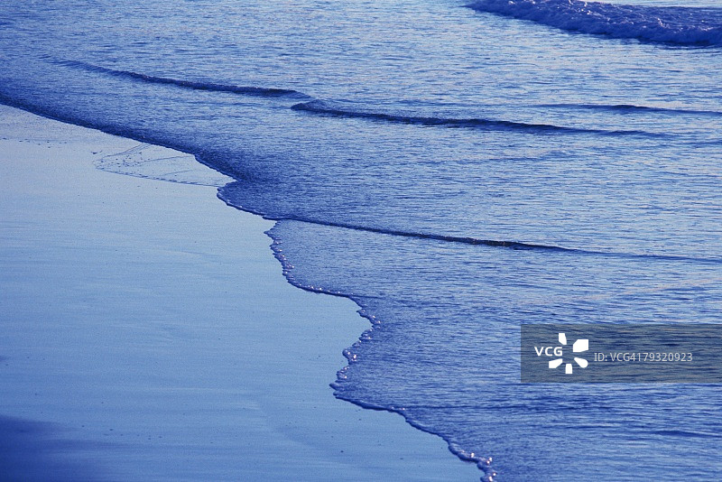 日本玄界滩海滩的柔和波浪图片素材