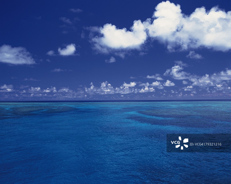 蓝天下白云帆影的热带海洋图片素材