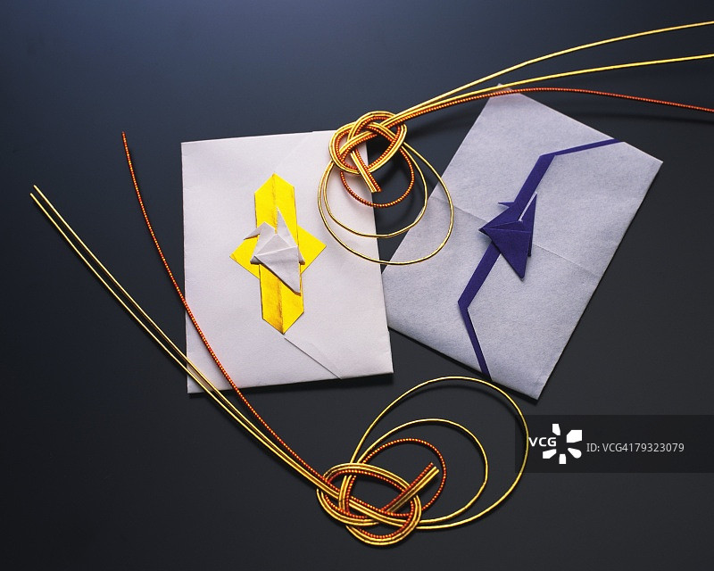 水引和折纸纸鹤仪式，高角度视图图片素材