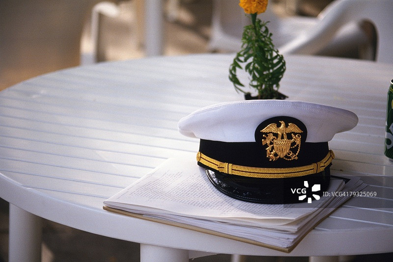 桌子上的水手帽特写，差异对焦图片素材