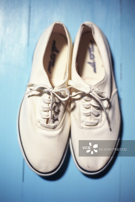 白色运动鞋特写高角度视图图片素材