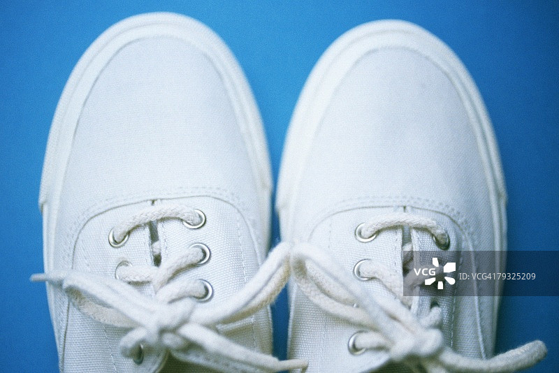 白色运动鞋特写高角度视图图片素材