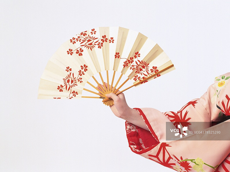 歌舞伎演员扮演女性手持扇子的正面肖像图片素材