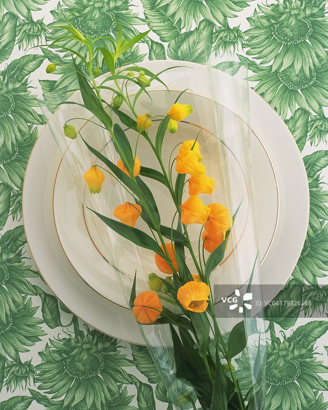 盘子上的高角度花束图片素材