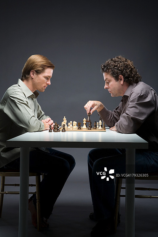 男人下棋图片素材