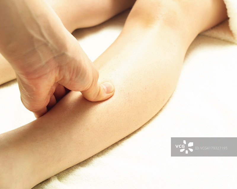 美容师按摩女人脚部特写图片素材