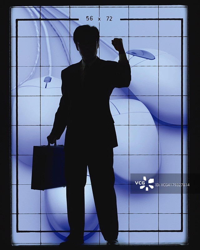 商务男士在棋盘前摆出勇气姿势，CG，色调图像图片素材