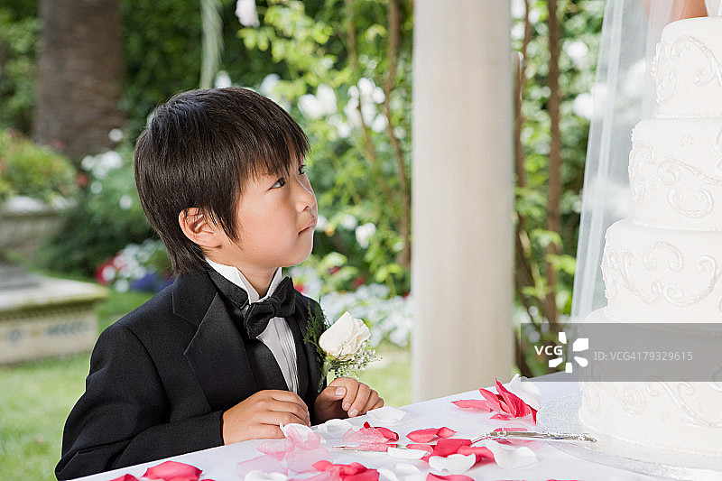 男孩看结婚蛋糕图片素材