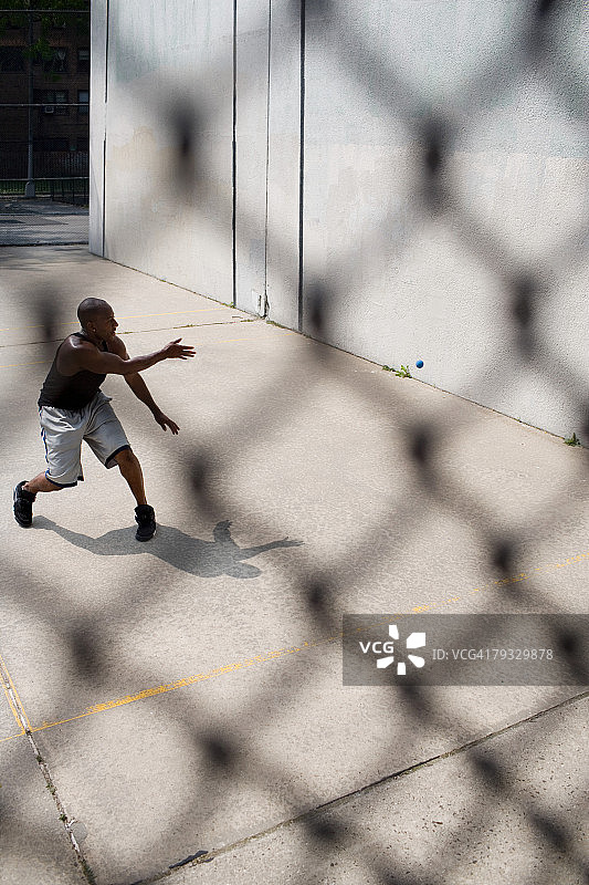 男子打手球图片素材