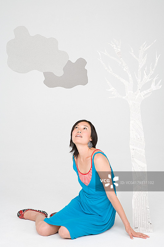 抬头看的女人图片素材