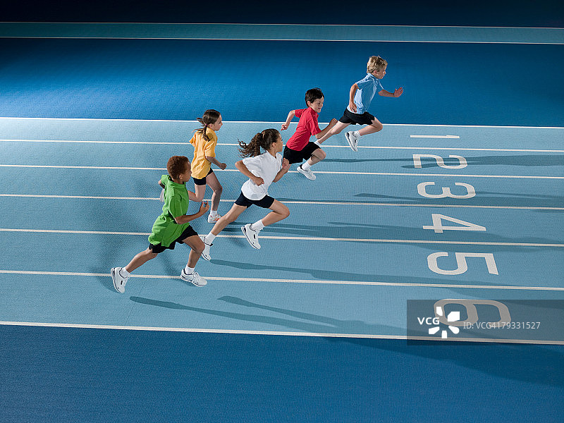 孩子们参加跑步比赛图片素材