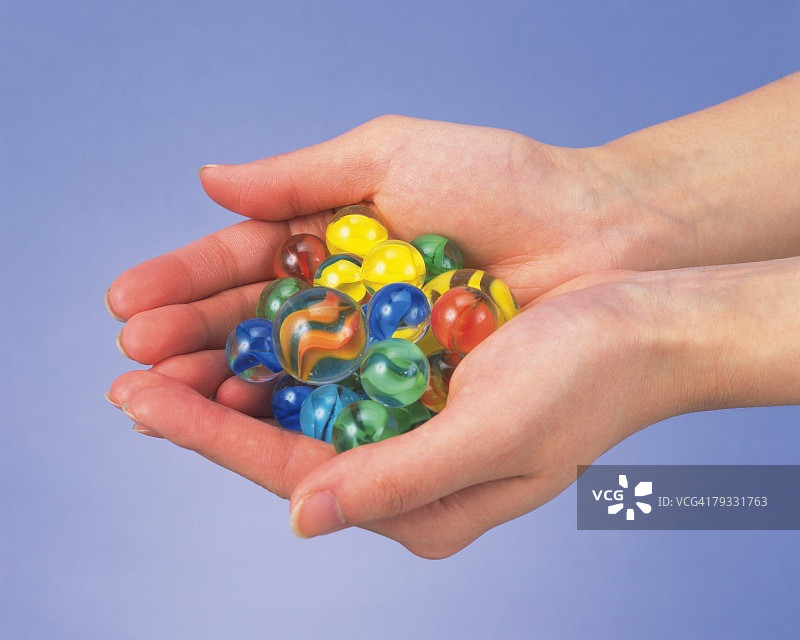 手拿弹珠的高角度视图图片素材