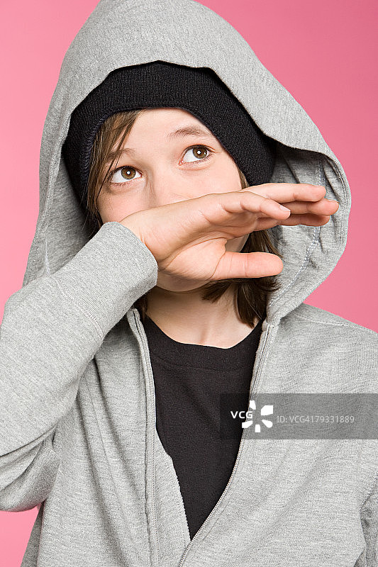 青少年男孩用手擦鼻子图片素材