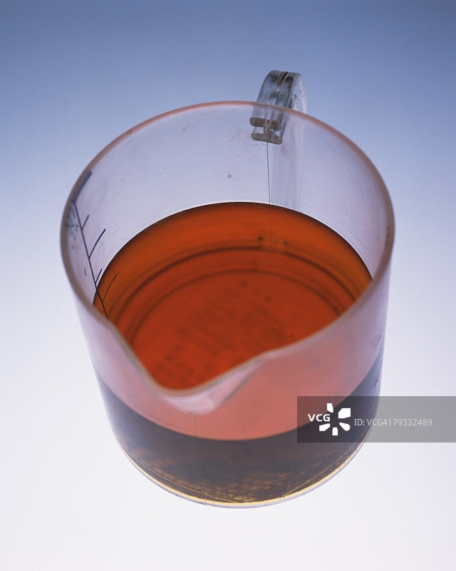 装满棕色油的量杯（高角度）图片素材
