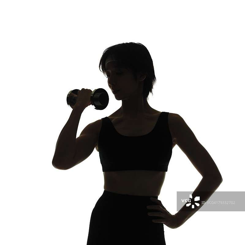 穿着紧身衣，用哑铃锻炼的女人，正面，剪影图片素材