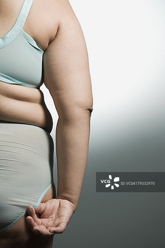 女人调整短裤图片素材