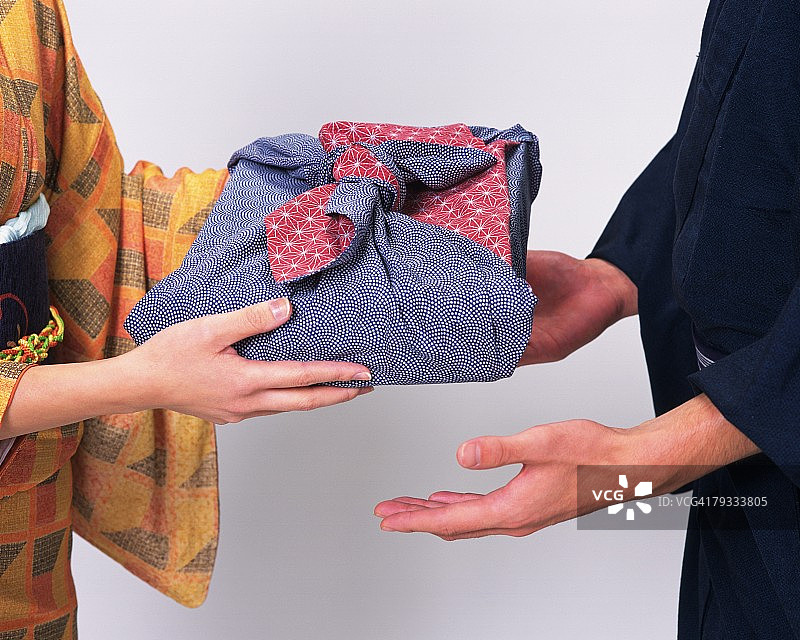 穿着和服的男人和女人赠送礼物，侧视图，特写图片素材
