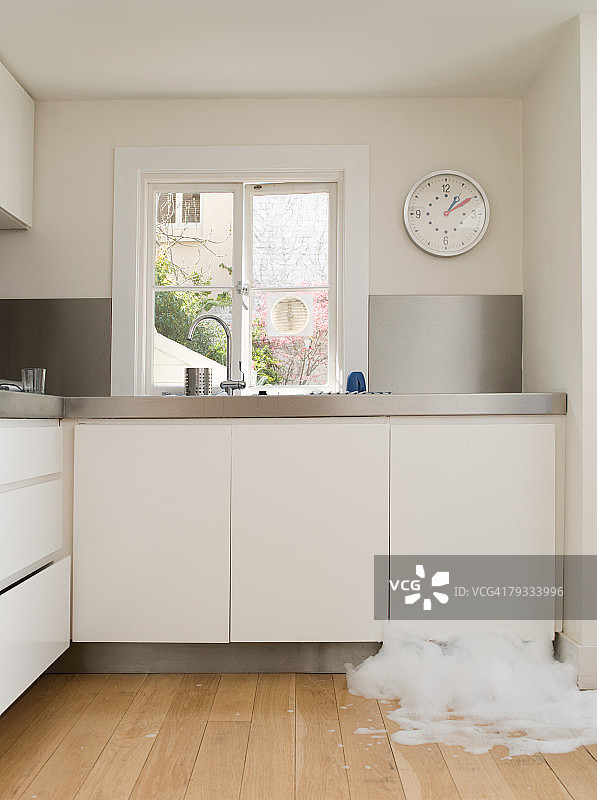 洗碗机漏水图片素材