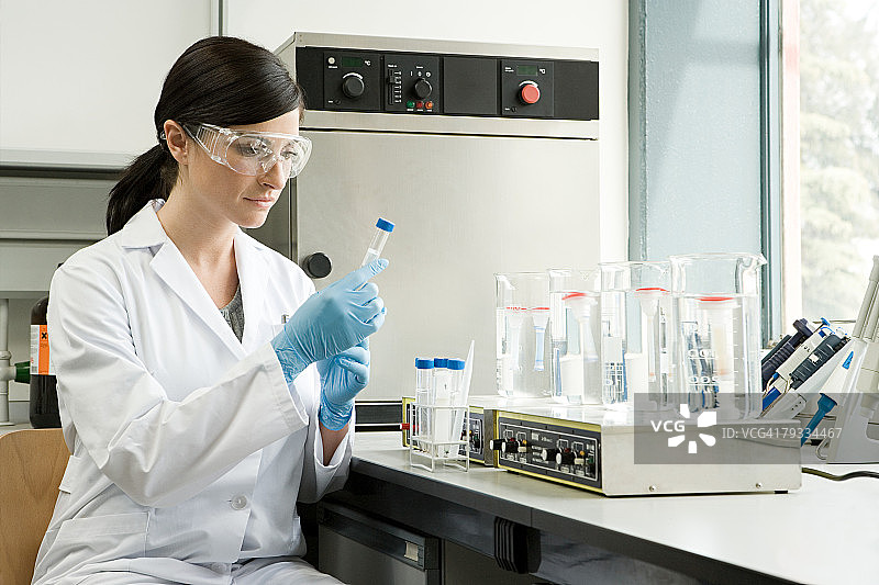 科学家正在检查试管图片素材
