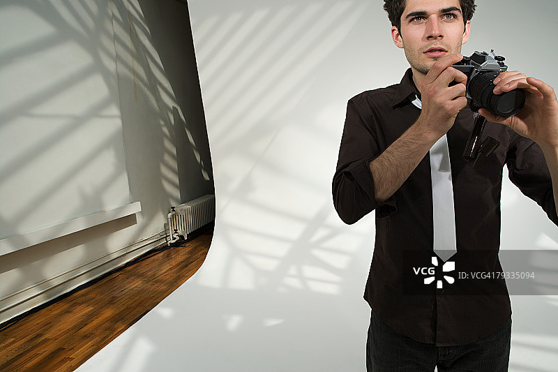 摄影师手持损坏的相机图片素材