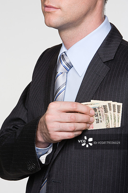 男人口袋里装着日元纸币图片素材