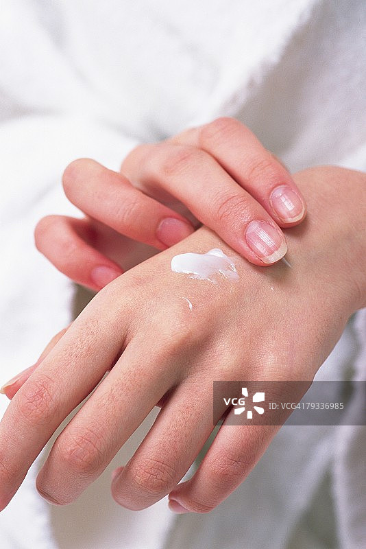 涂抹护手霜的女性双手图片素材