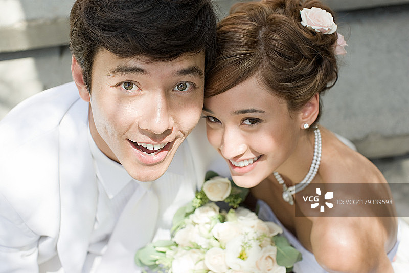 微笑的新婚夫妇图片素材