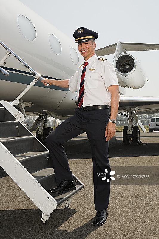 飞行员登上飞机图片素材