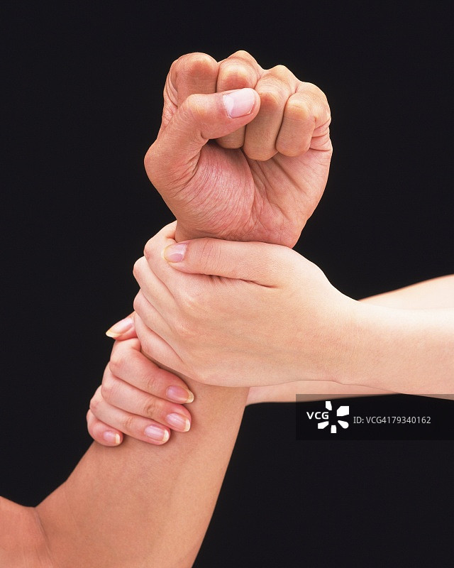 女人紧抓男人的手臂图片素材