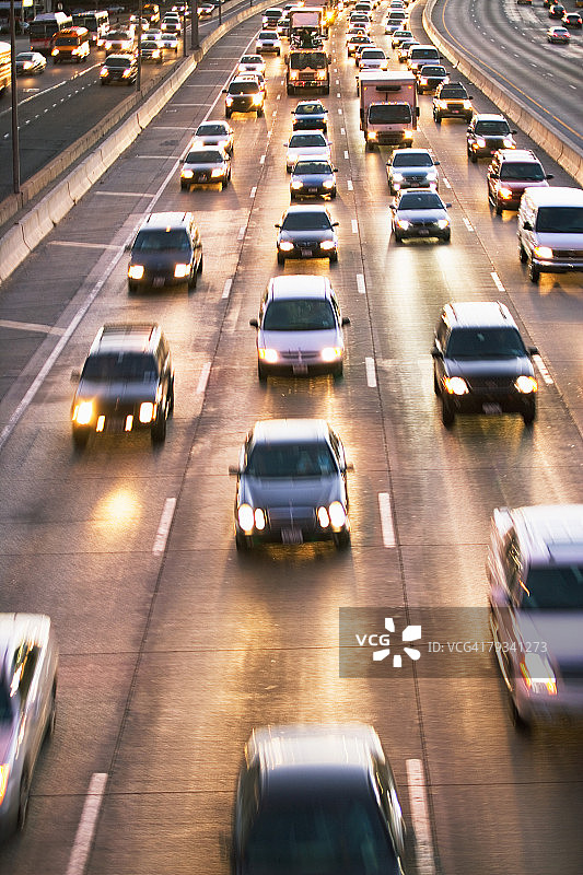 高速公路上的汽车图片素材