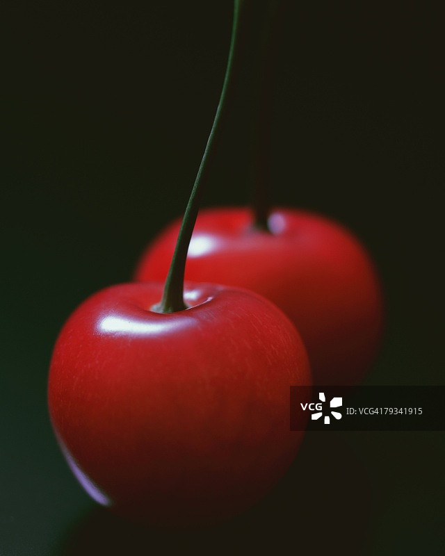 两颗樱桃特写，景深效果图片素材