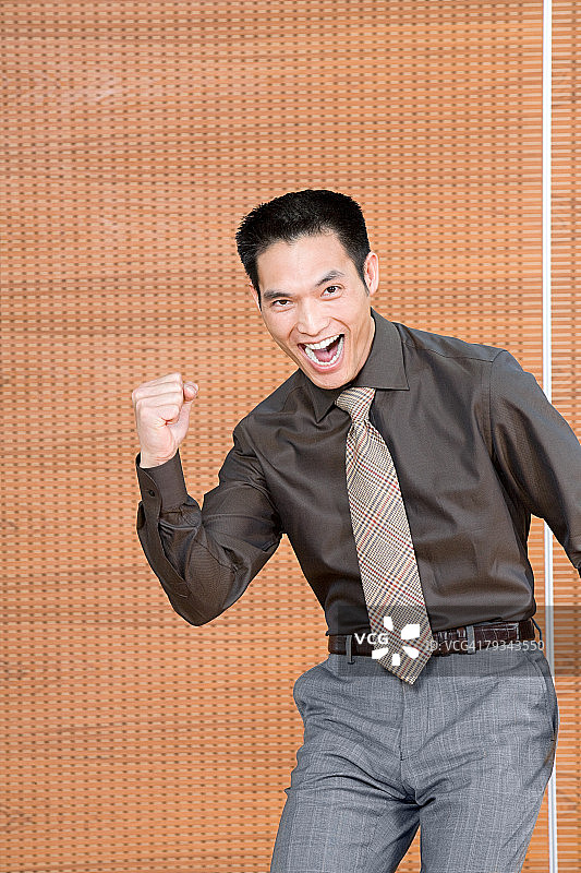 兴奋的办公室职员图片素材