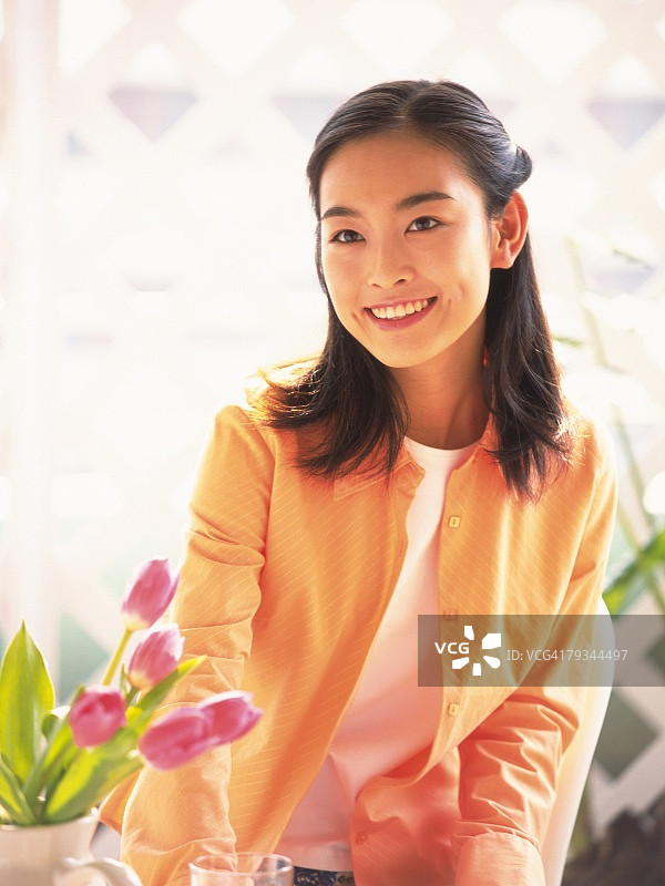 粉色郁金香与微笑的日本女人图片素材