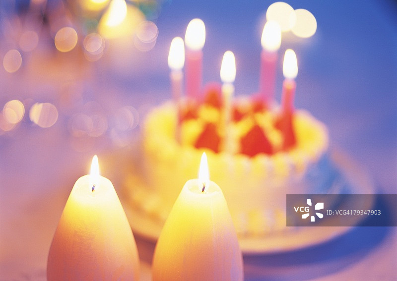 草莓鲜奶油生日蛋糕图片素材