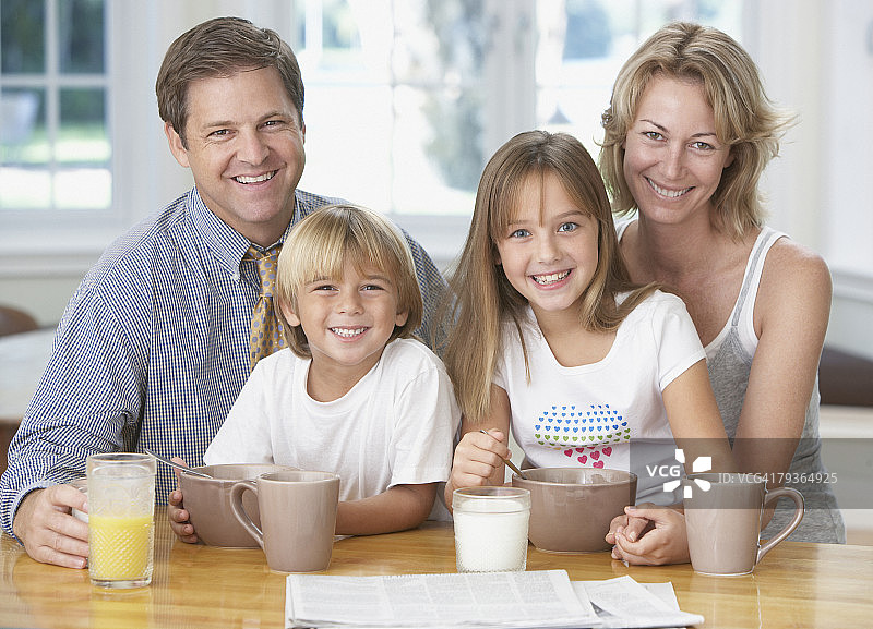 在厨房吃早餐的家庭图片素材