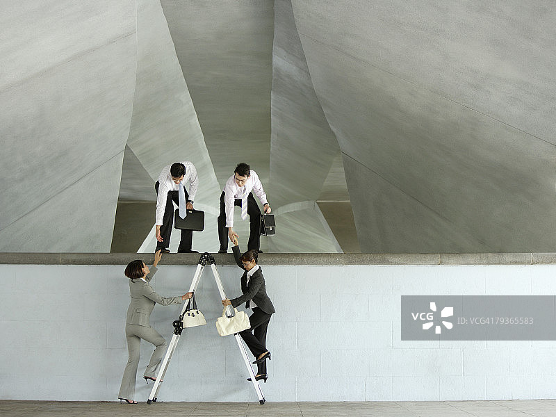 两位商人帮助两位女商人爬梯子图片素材