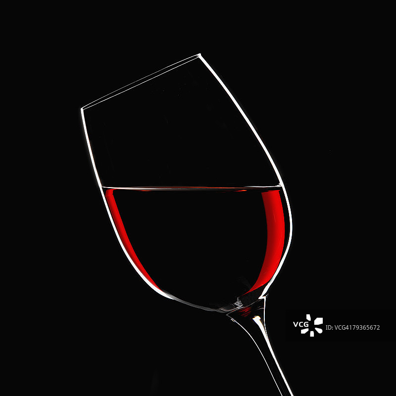 室内玻璃杯中的红酒图片素材