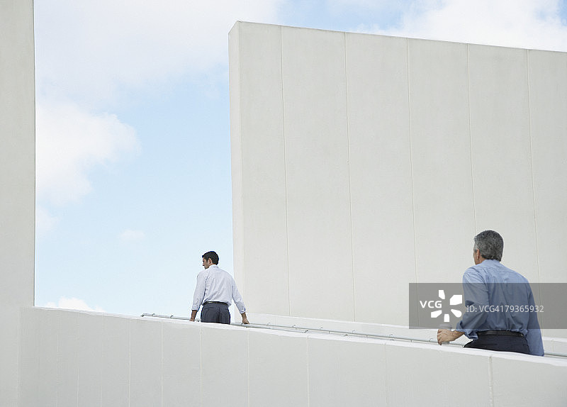 两位商人走上室外楼梯图片素材