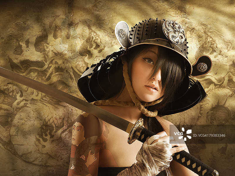 装扮成武士的亚洲女性图片素材