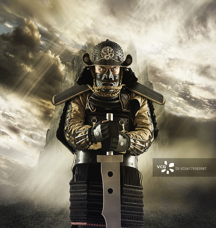 亚裔男人穿着武士盔甲图片素材