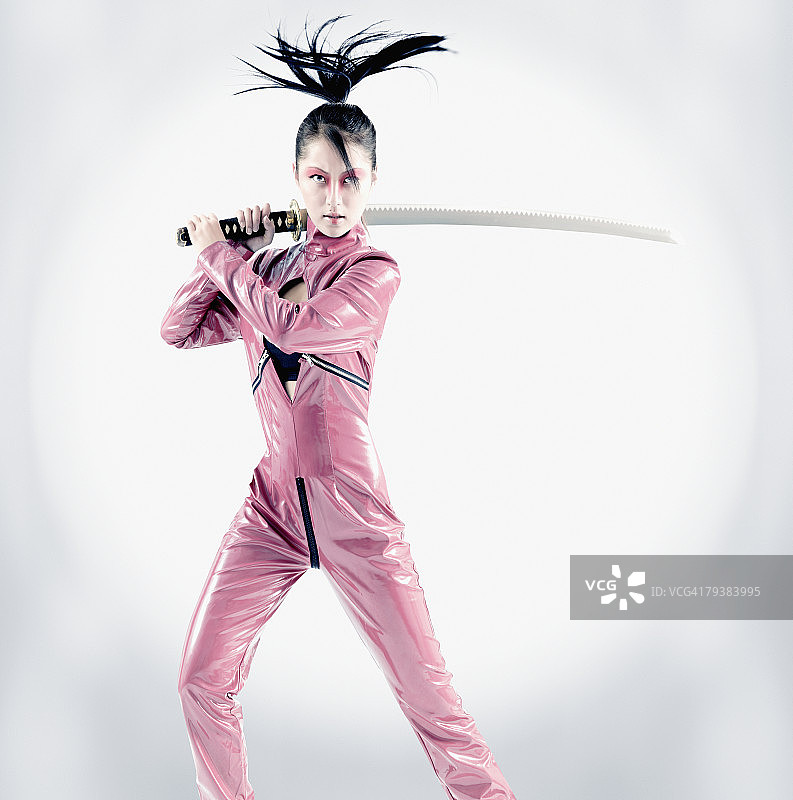 拿着武士刀的亚洲女人图片素材
