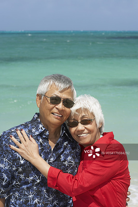 年长的亚洲夫妇拥抱图片素材
