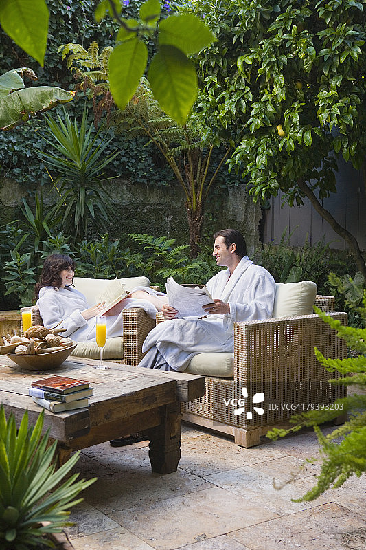 在户外放松的多民族夫妇图片素材