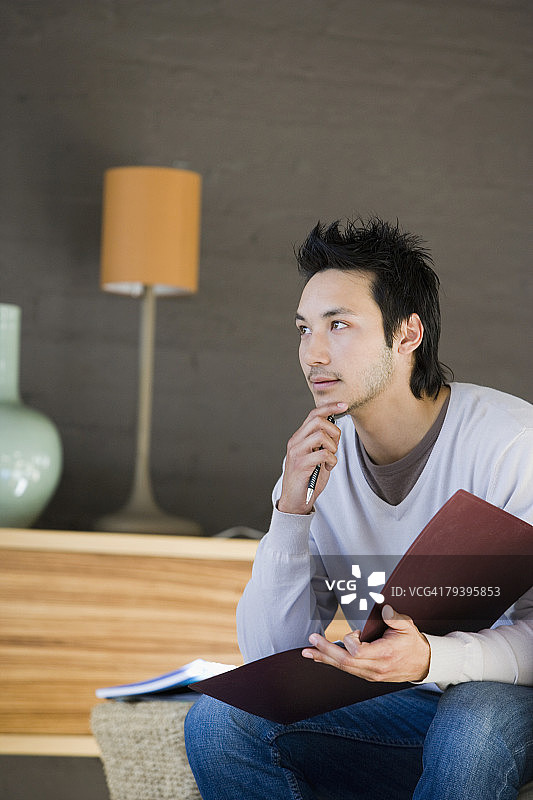 亚洲男人拿着文件夹图片素材