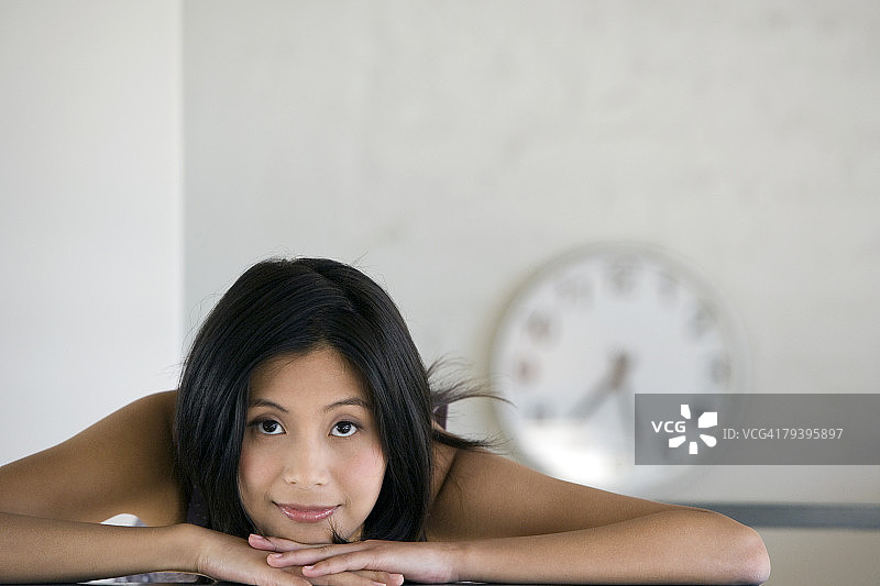 亚洲女性手托下巴休息图片素材