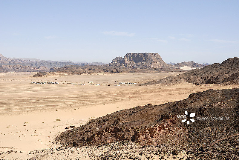 埃及西奈达哈卜郊外干旱沙漠中的贝都因村庄图片素材