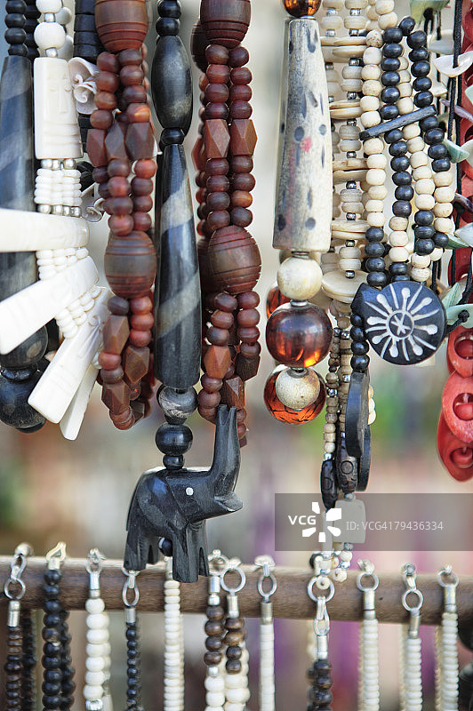 非洲珠子和骨头项链特写，南非东开普省格拉罕姆斯敦图片素材